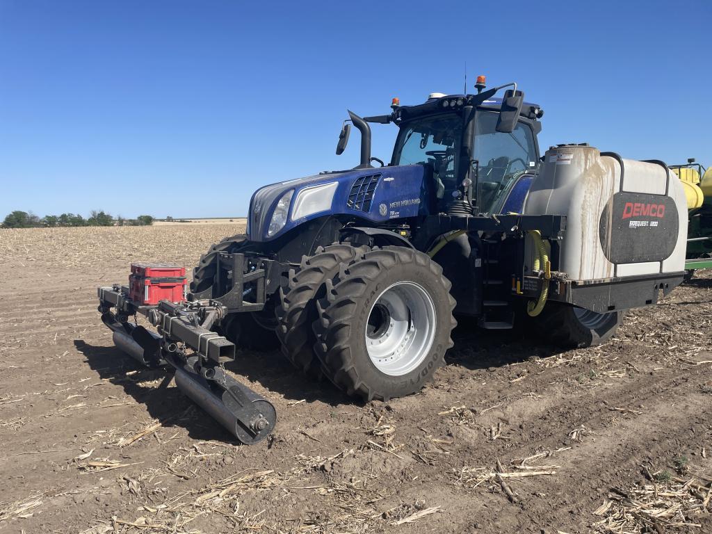 LANSR23498 -- Stalk roller system for New Holland® T8 model tractors